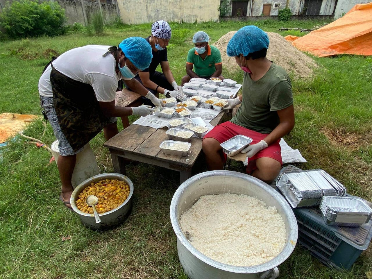 आमाको सम्झनामा असहायलाई निःशुल्क खाना